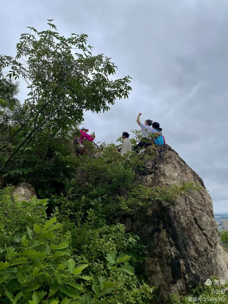 同学一起爬帽盔山